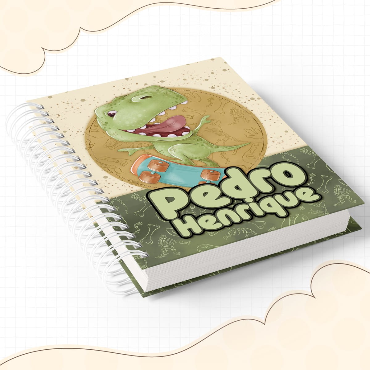 Kit Escolar Dinossauro Digital para Personalizar 2 Caderno espiralado com dinossauro verde de desenho animado andando de skate.