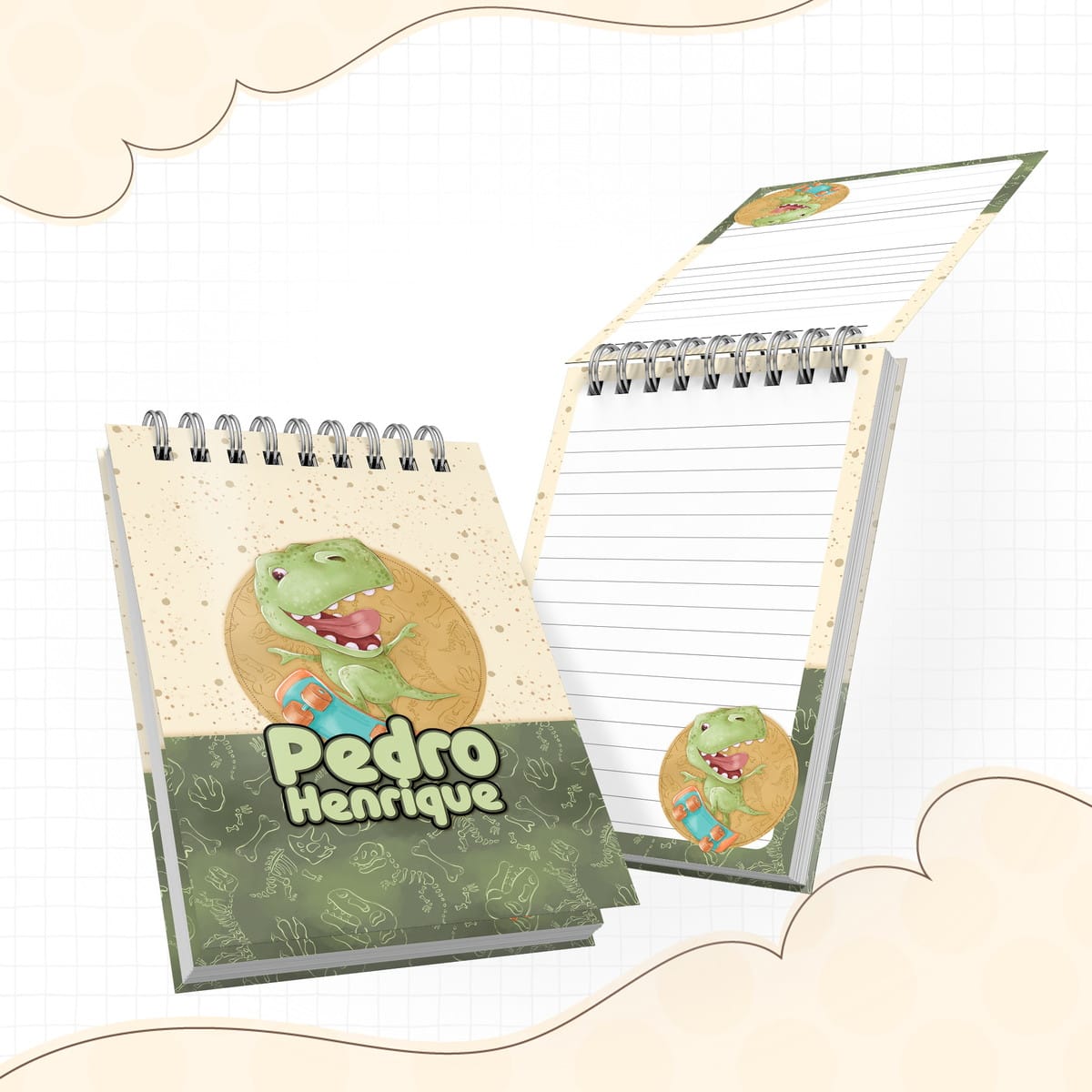 Kit Escolar Dinossauro Digital para Personalizar 3 Dois cadernos de anotações com espiral, ilustração de dinossauro sorridente e páginas pautadas.
