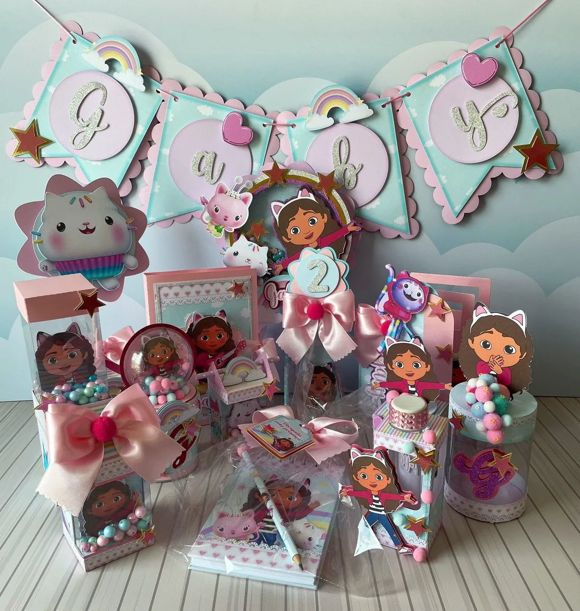Decoração de festa infantil personalizada com personagens de desenho, letras e caixas coloridas.