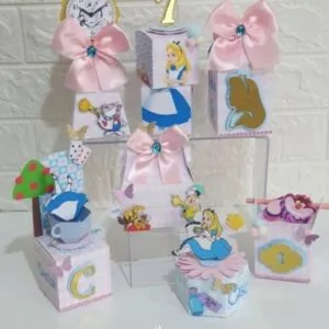 Caixas decoradas com tema de fantasia e menina com laços de fita rosa.