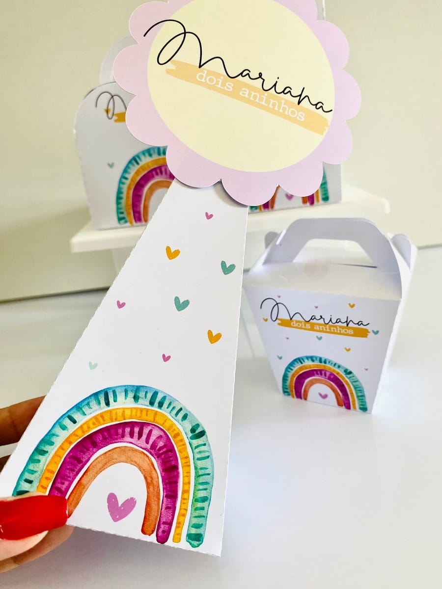 Kit Festa Arco Íris Digital com Studio e PDF 2 Arte digital para festa infantil com tema arco-íris e corações coloridos.