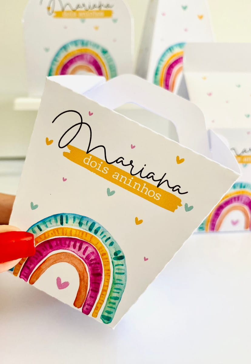 Kit Festa Arco Íris Digital com Studio e PDF 1 Design digital de caixa de lembrancinha com arco-íris, corações e texto de idade.