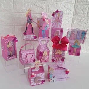 Kit Festa Barbie - Arquivo Digital 8 Conjunto de caixas personalizadas decoradas com temática rosa sobre uma mesa branca