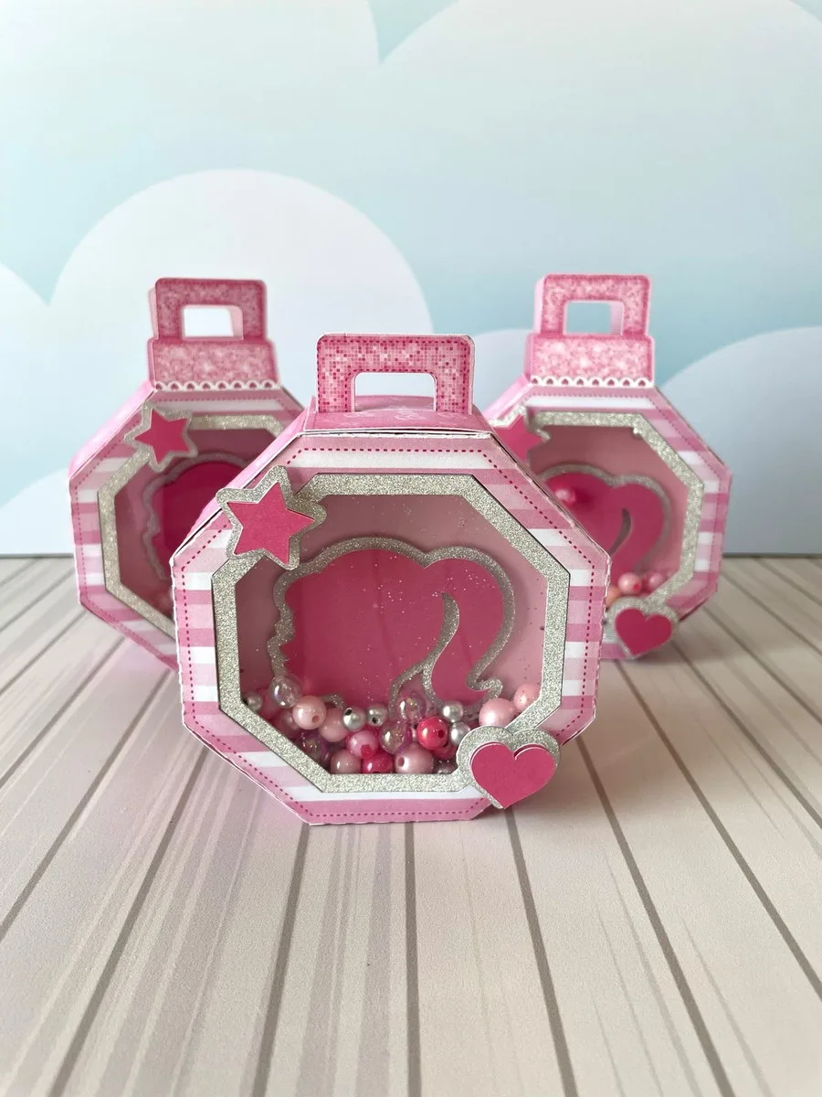 Kit Festa Barbie Luxo - Arquivo Digital 2 Três caixas decorativas em formato octogonal com tons de rosa e detalhes brilhantes.