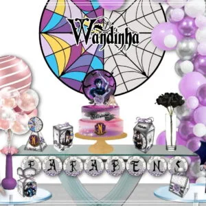 Decoração de festa temática com bolo, balões roxos, painel circular e doces personalizados