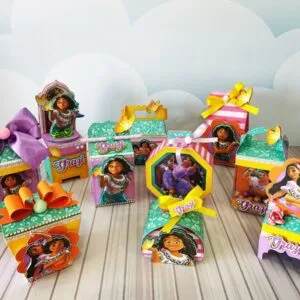 Várias caixas de lembrancinhas personalizadas com personagens e fitas coloridas sobre mesa listrada.