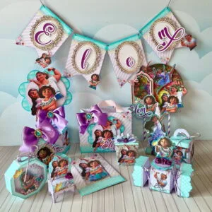 Decoração de papelaria personalizada com personagens de animação, laços roxos e bandeirolas decorativas.