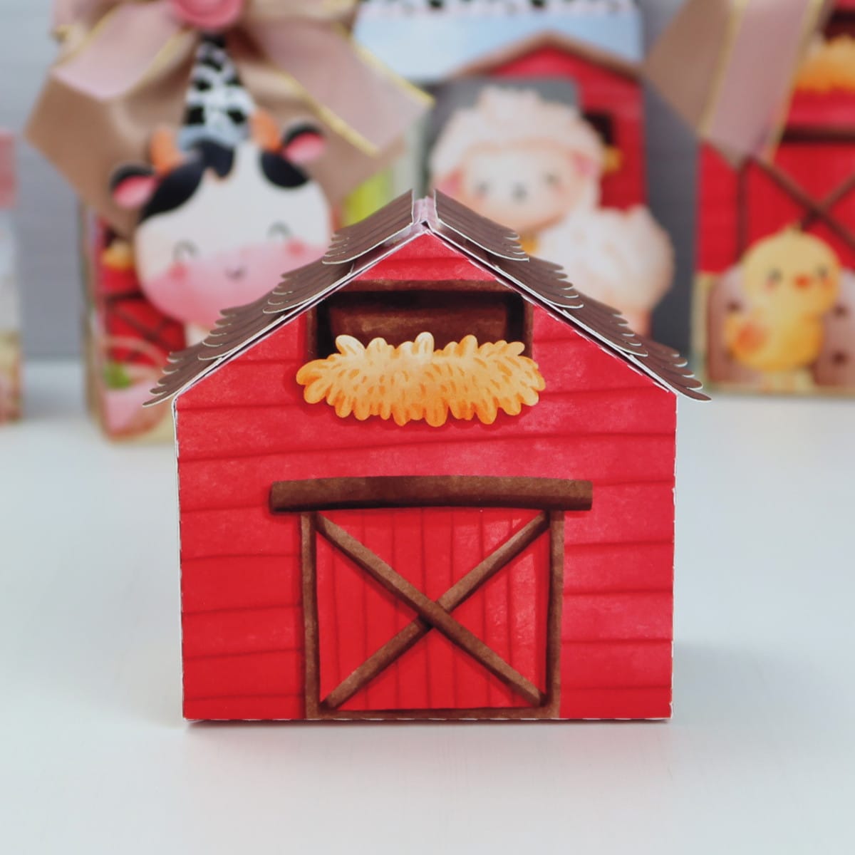 Kit Festa Fazendinha Menina com Caixas e Papéis Digitais 2 Arte digital de celeiro vermelho com feno e porta, e outros animais de fazenda.