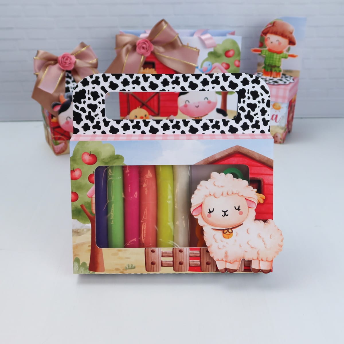 Kit Festa Fazendinha Menina com Caixas e Papéis Digitais 4 Caixa de lembrancinha com design de fazenda, massinhas coloridas e ovelha fofa.