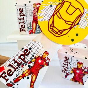 Decoração de festa infantil com tema de super-herói, incluindo caixas e tags personalizadas.
