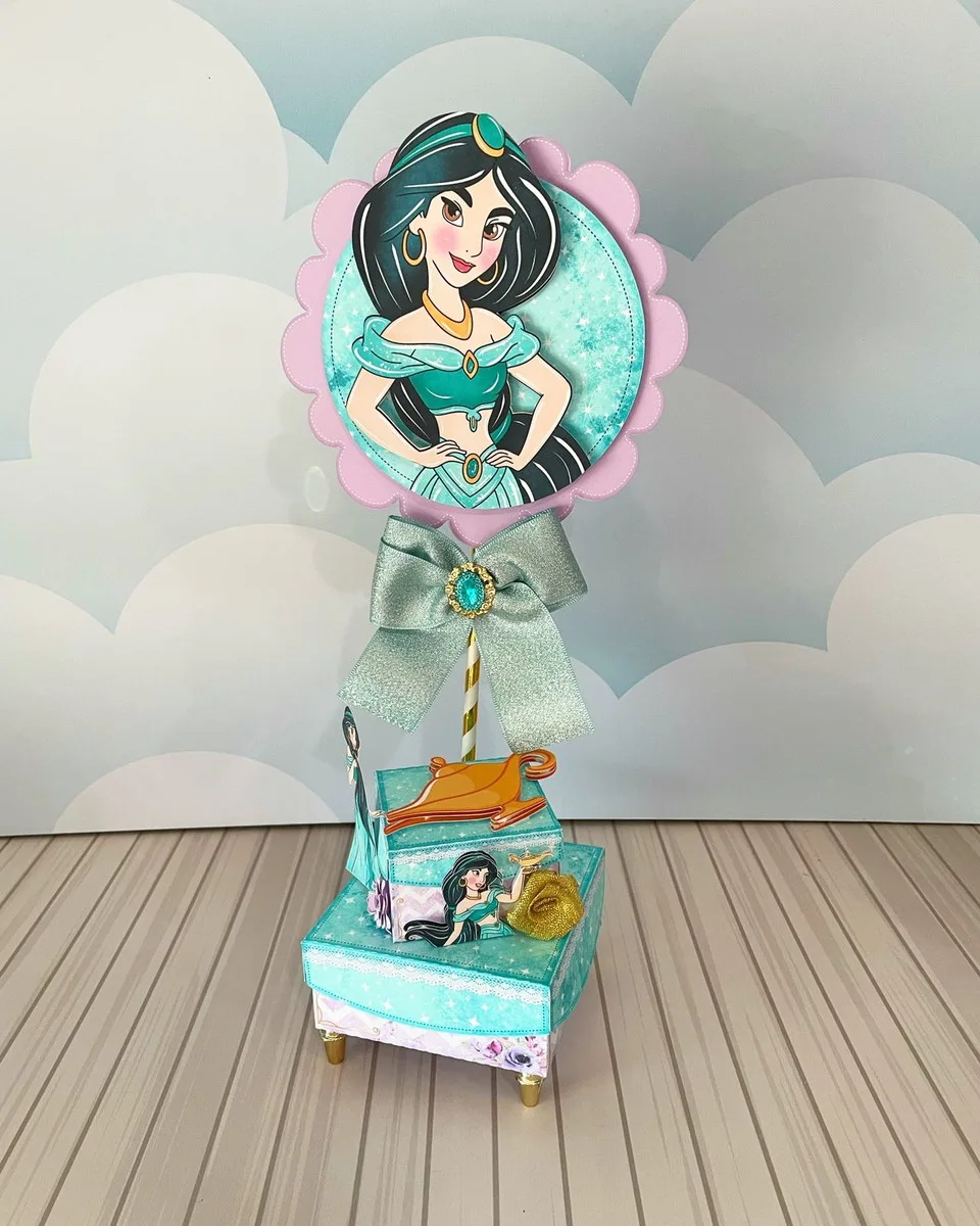 Topo de bolo decorativo com ilustração de princesa e laço brilhante.