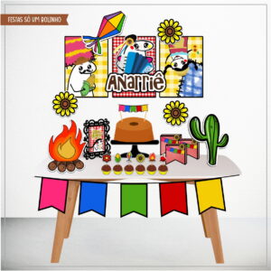 Arte digital de decoração para festa junina com personagens, bolo, fogueira e bandeirinhas coloridas.