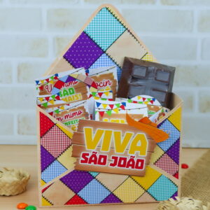 Design de caixa temática junina com patchwork colorido e elementos festivos.