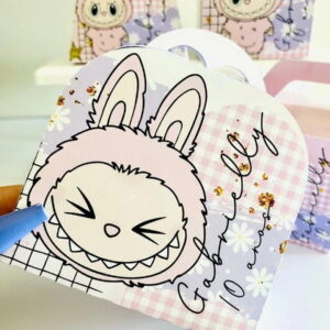 Caixas de lembrancinhas personalizadas com personagem de coelho rosa, margaridas e xadrez.