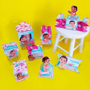 Conjunto de caixas de papel personalizadas para decoração de festa infantil sobre mesa amarela.