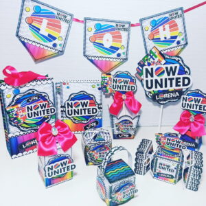 Peças de artesanato em papel com padrões de arco-íris e lettering colorido, incluindo flâmula.