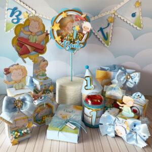 Decorações de festa infantil artesanais com ilustrações de arte digital de personagem e aviões.