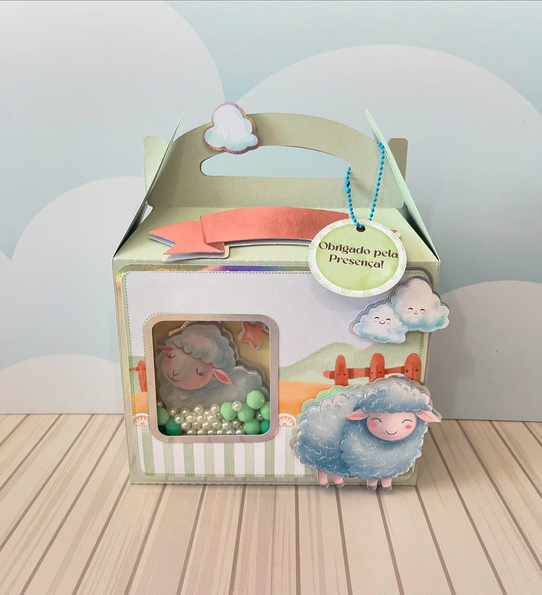 Kit Festa Ovelhinha Verde Luxo em Studio e PDF para Editar 3 Caixa de lembrancinha decorada com tema de ovelhas, nuvens e texto 'Obrigado pela Presença!'.