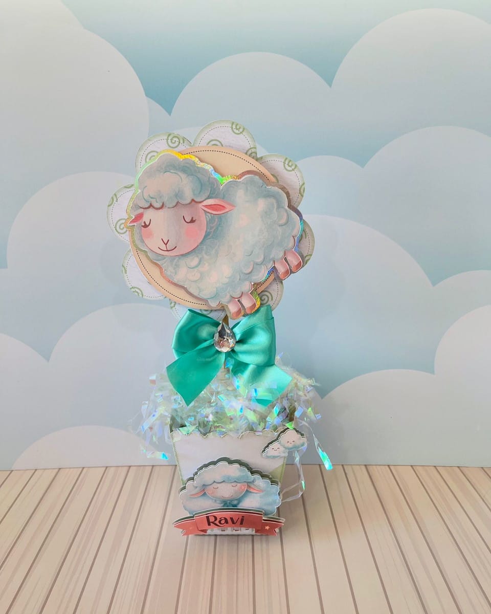 Kit Festa Ovelhinha Verde Luxo em Studio e PDF para Editar 4 Decoração com carneiro de desenho animado, laço verde e pote branco.