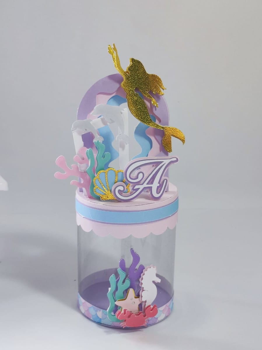Kit festa sereia luxo digital em Studio e PDF para corte 2 Decoração temática marinha com sereia dourada, vida aquática e inicial "A" em cilindro transparente.