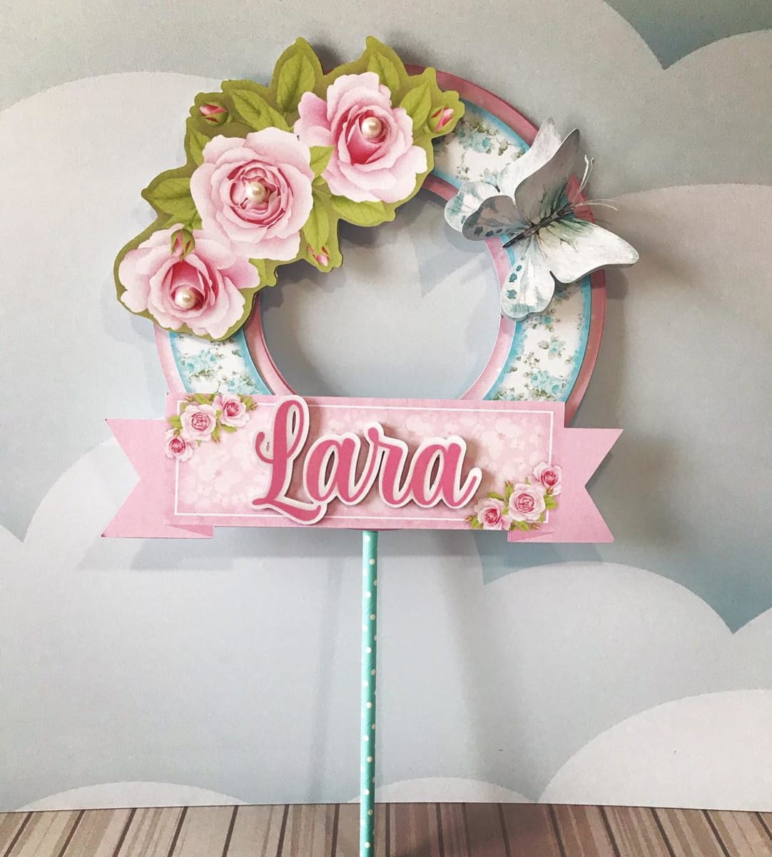 Kit Festa Borboletas Vintage em PDF PNG e Studio 2 Objeto decorativo com aro floral, borboleta e um nome em destaque.