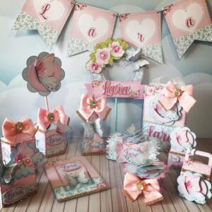 Conjunto de decorações festivas artesanais com tema borboletas, flores e corações.