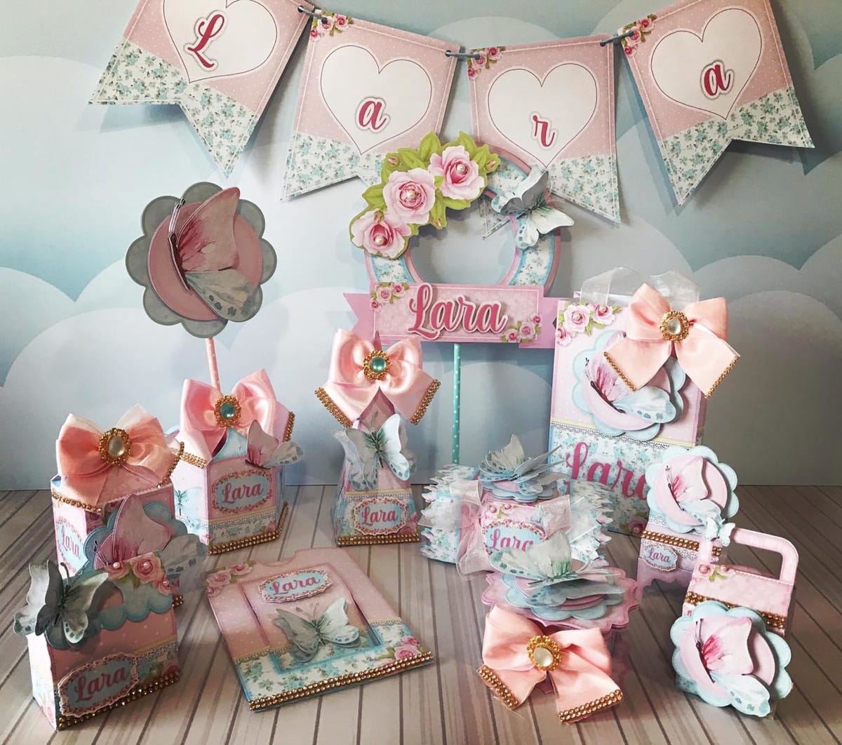 Kit Festa Borboletas Vintage em PDF PNG e Studio 1 Conjunto de decorações festivas artesanais com tema borboletas, flores e corações.