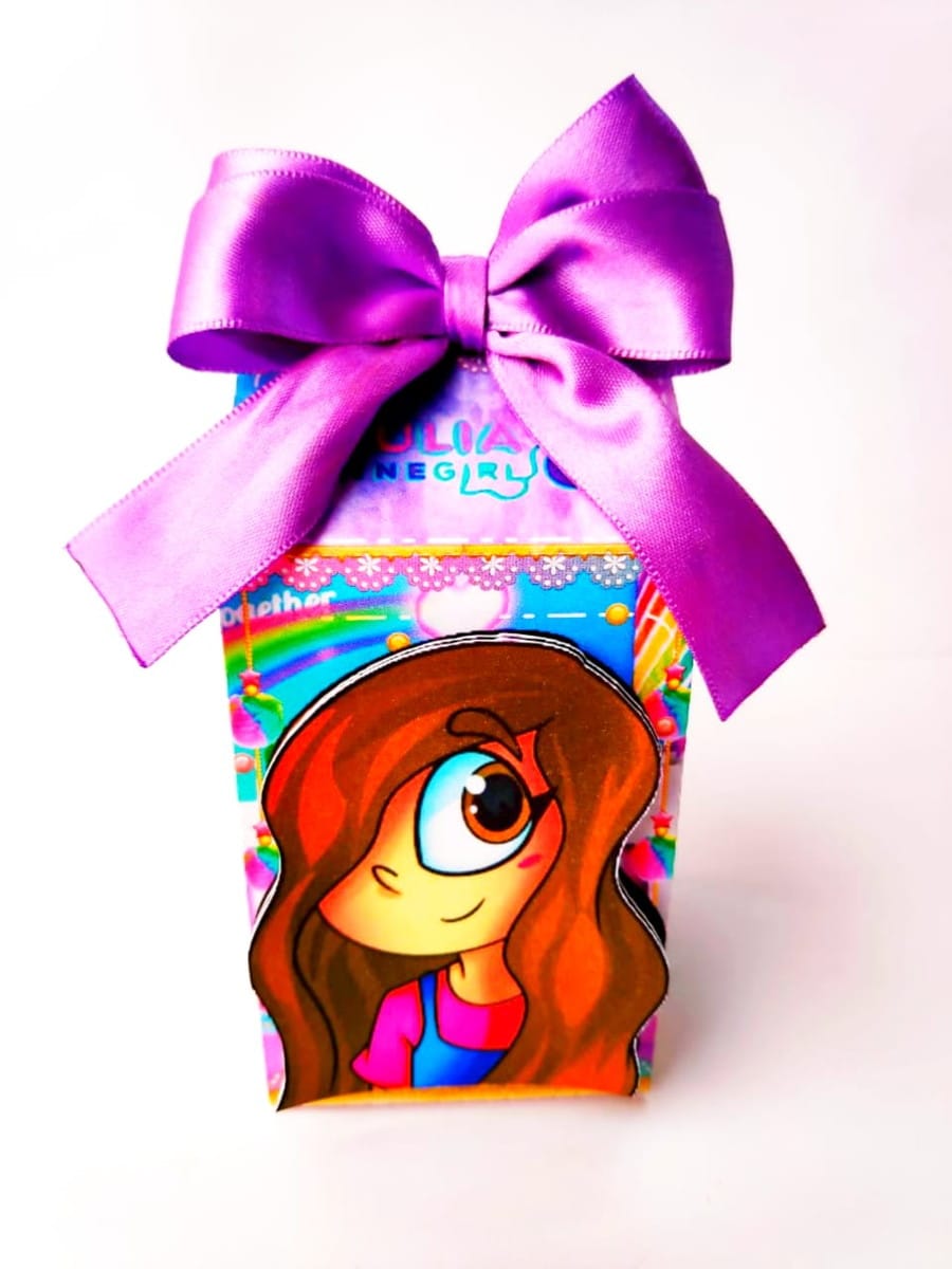Kit Festa Só um Bolinho Julia Minigirl em PDF e Studio 2 Caixa decorada com arte de menina, laço roxo vibrante.