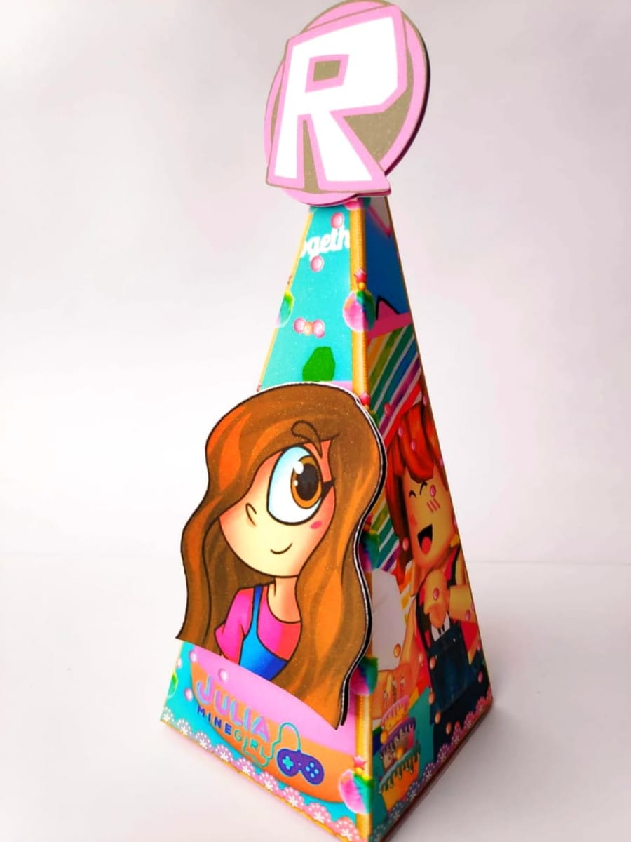 Kit Festa Só um Bolinho Julia Minigirl em PDF e Studio 3 Caixa de festa piramidal colorida com personagem de desenho e letra R.
