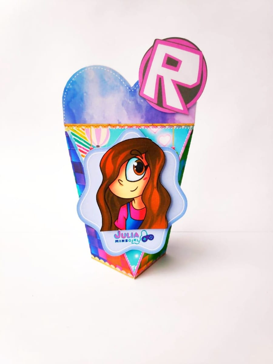 Kit Festa Só um Bolinho Julia Minigirl em PDF e Studio 4 Caixa decorada com formato de coração no topo, ilustração de menina e letra 'R' em destaque.