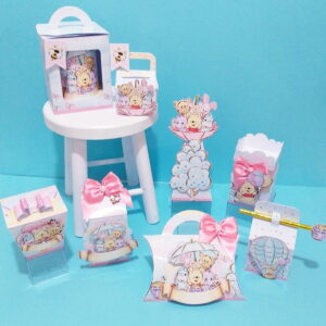 Conjunto de caixas e decorações temáticas com personagens fofos de desenho animado.