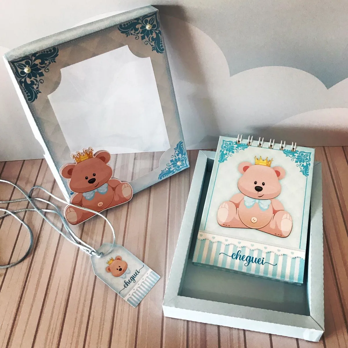 Caixas artesanais decoradas com ursos de coroa e caderneta com tema infantil azul.