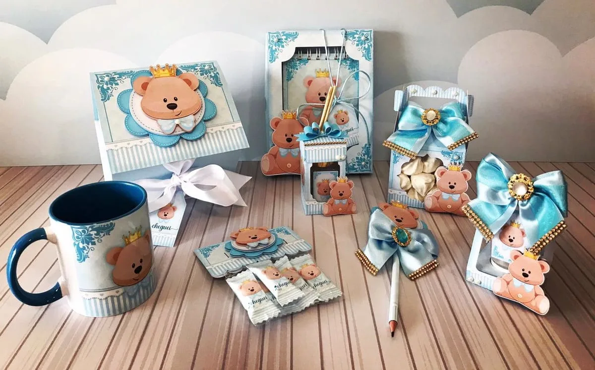 Conjunto de lembrancinhas personalizadas com tema de ursinho em tons de azul e branco.
