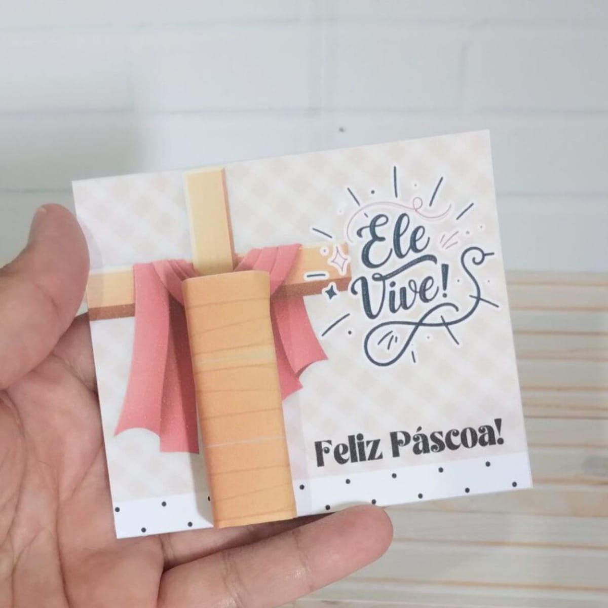 Kit Mimos de Páscoa Religioso Arquivo Digital para Corte 3 Arte digital de cartão de Páscoa com cruz, tecido rosa e texto.