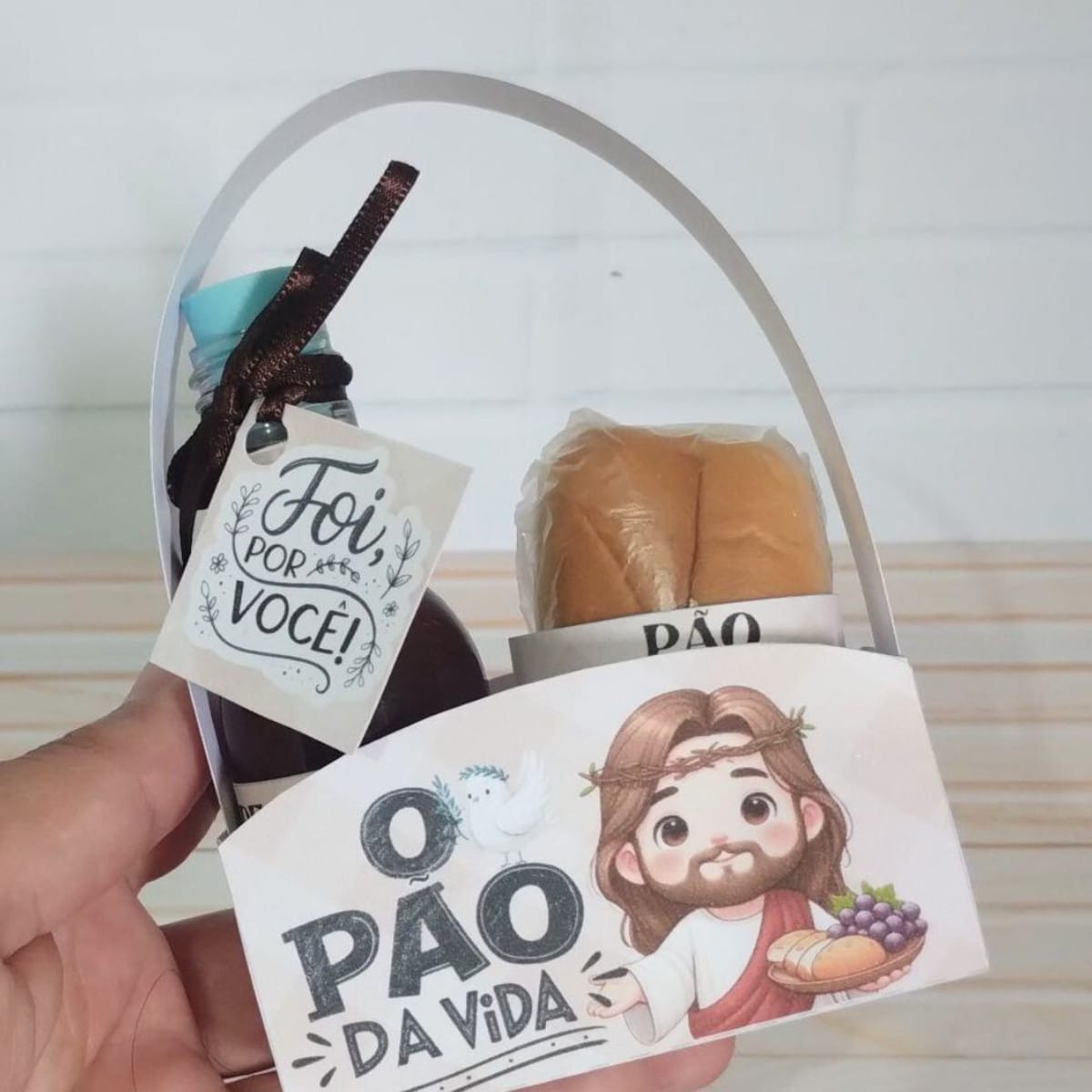 Kit Mimos de Páscoa Religioso Arquivo Digital para Corte 4 Arte digital de cesta temática religiosa com figura estilizada, pão e uvas.