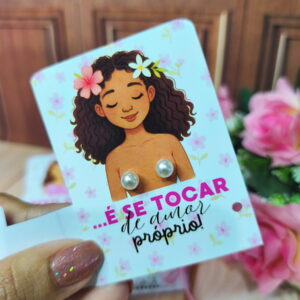 Cartão branco com ilustração de mulher e brincos de pérola, segurado por uma mão.