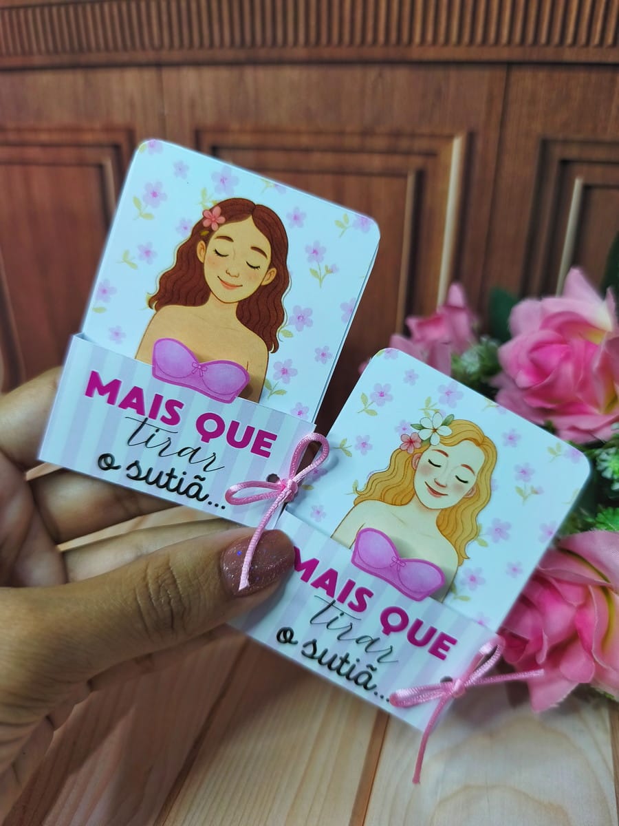 Kit Mimos Outubro Rosa 2025 para Lembrancinhas 4 Duas artes digitais de cartões com mulheres sorrindo e frase "Mais que tirar o sutiã...".