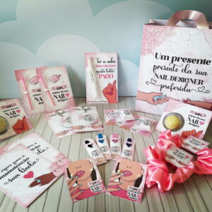 Kit impresso personalizado com sacola e brindes rosa em fundo azul claro
