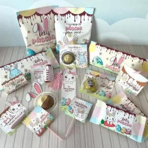 Conjunto de embalagens decoradas de Páscoa com coelhos e doces sobre uma mesa de madeira.