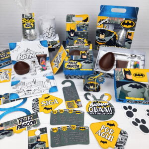Itens decorados com tema de super-herói e texto 'BATMAN', incluindo chocolates e doces.