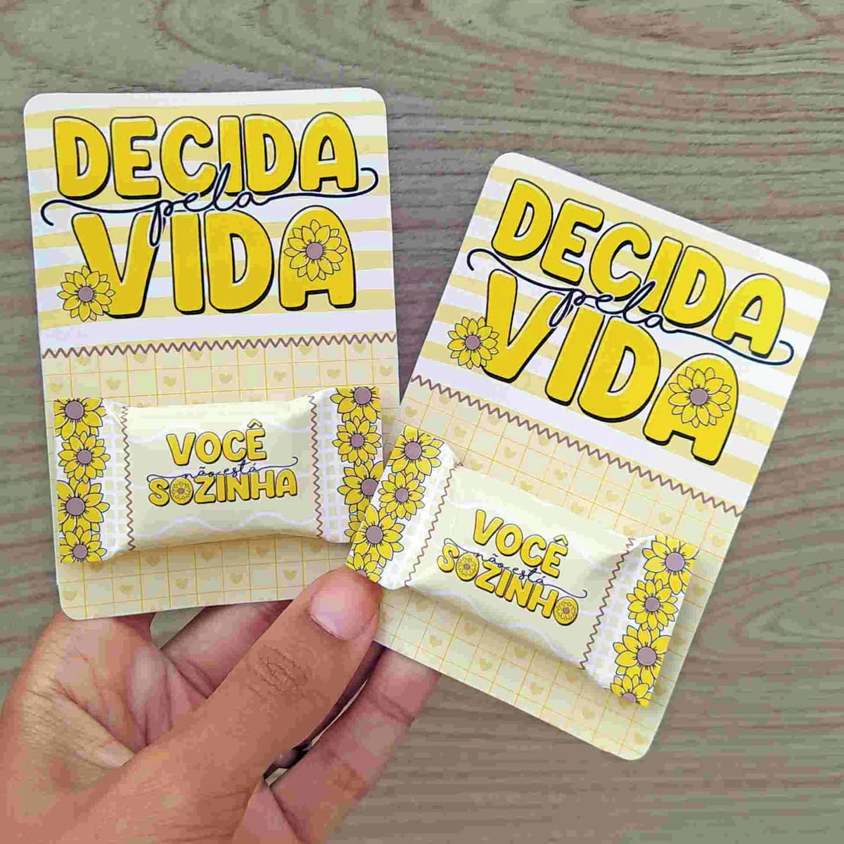 Kit Setembro Amarelo Digital com PNG para Imprimir 3 Dois cartões amarelos com mensagens motivacionais e doces embalados presos
