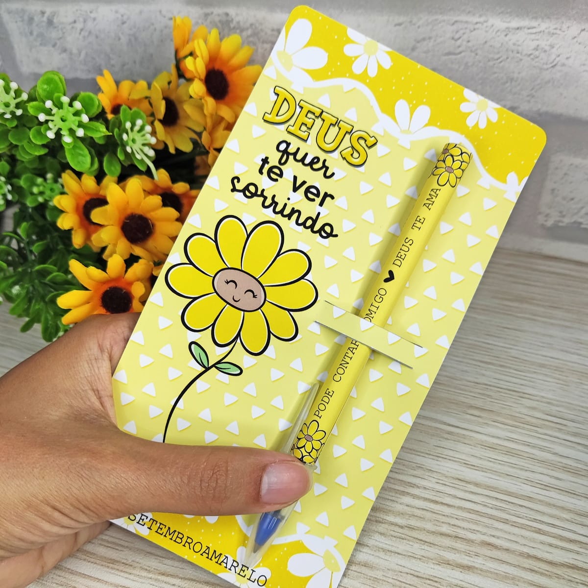 Kit Setembro Amarelo Digital pronto para Imprimir 3 Design amarelo de cartão e caneta com flor sorridente e frase inspiradora.
