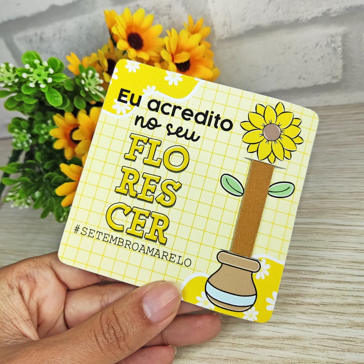 Kit Setembro Amarelo Digital pronto para Imprimir 5 Arte digital de cartão amarelo com ilustração de girassol e texto motivacional.