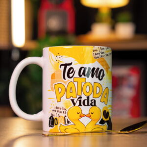 Caneca branca com arte digital de patinhos amarelos e a frase "Te amo PATODA vida".