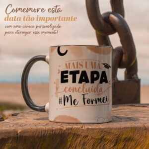 Caneca branca personalizada com tema de formatura, "Mais uma etapa concluída", sobre madeira.