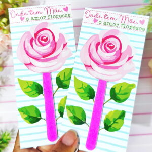 Duas artes digitais de cartões com rosas cor-de-rosa e frase sobre mães.