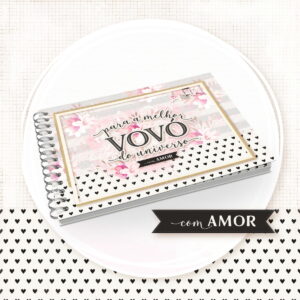 Caderno espiral horizontal com capa decorada com flores rosas e corações pretos.