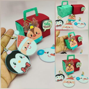 Caixas de presente natalinas pequenas acompanhadas de chaveiros coloridos com personagens festivos.