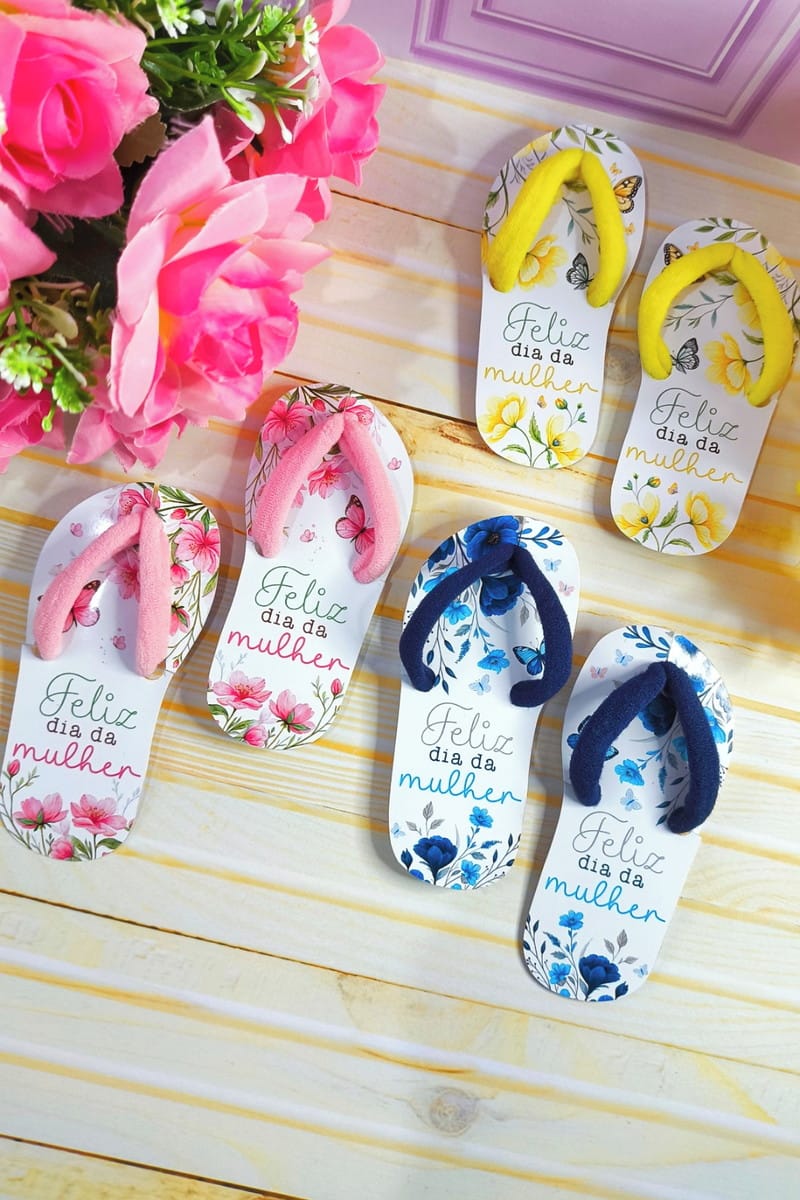 Chinelinho Dia da Mulher Arquivo PNG para Sublimação 3 Mini chinelos decorativos com estampas florais e a frase "Feliz dia da mulher".