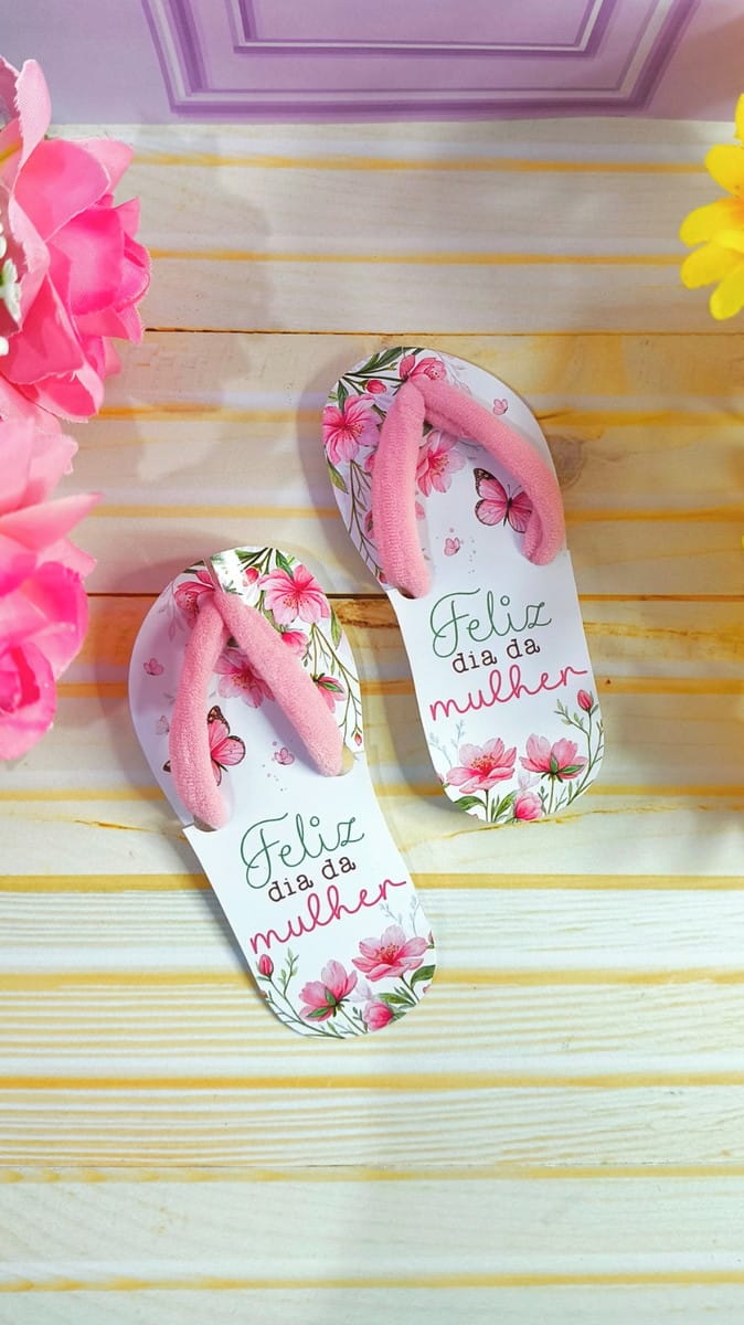 Chinelinho Dia da Mulher Arquivo PNG para Sublimação 4 Design digital de chinelos decorativos com flores, borboletas e mensagem "Feliz Dia da Mulher".
